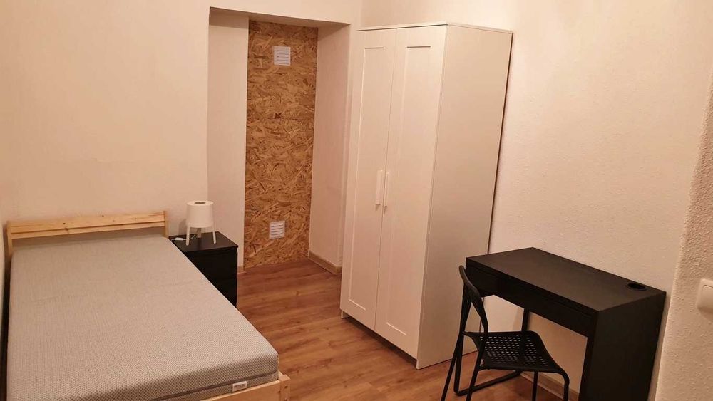 Quarto não fumadores tudo incluído 5mnt do comboio de Santa Iria de Azóia e a 10mnt de Lisboa