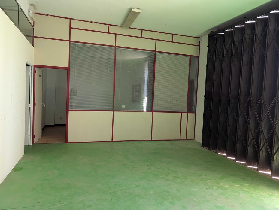 Garagem/Armazém com 121 m2, situado em Grijo.