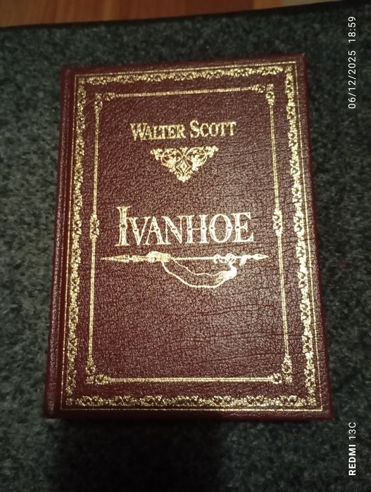 Livro antigo 'Ivanhoe"