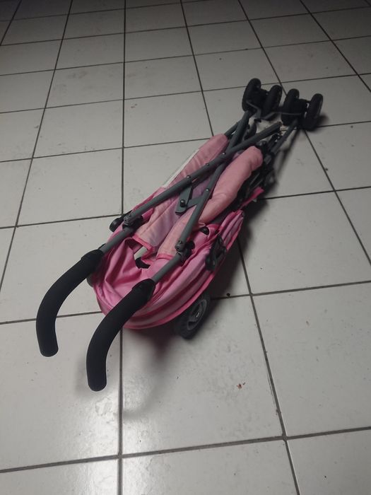 Carrinho de criança para menina.