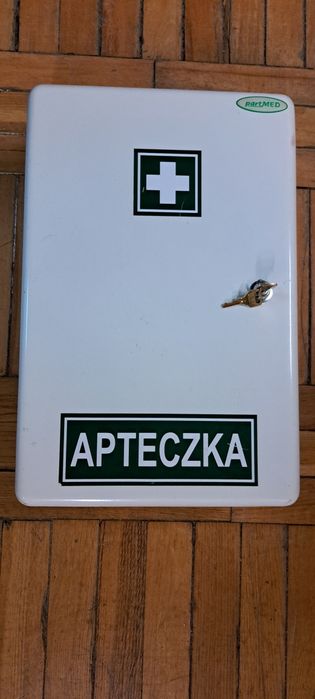 Apteczka metalowa ścienna