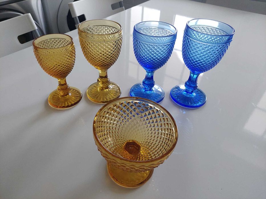 Conjunto de Copos e Taças de Vidro Lapidado – Azul & Âmbar (Vintage)