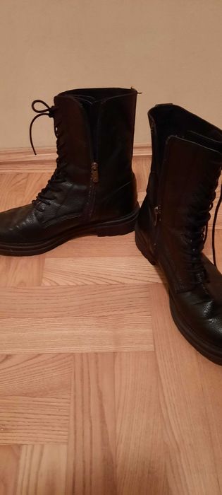 Czarne buty zimowe wiązane i na zamek