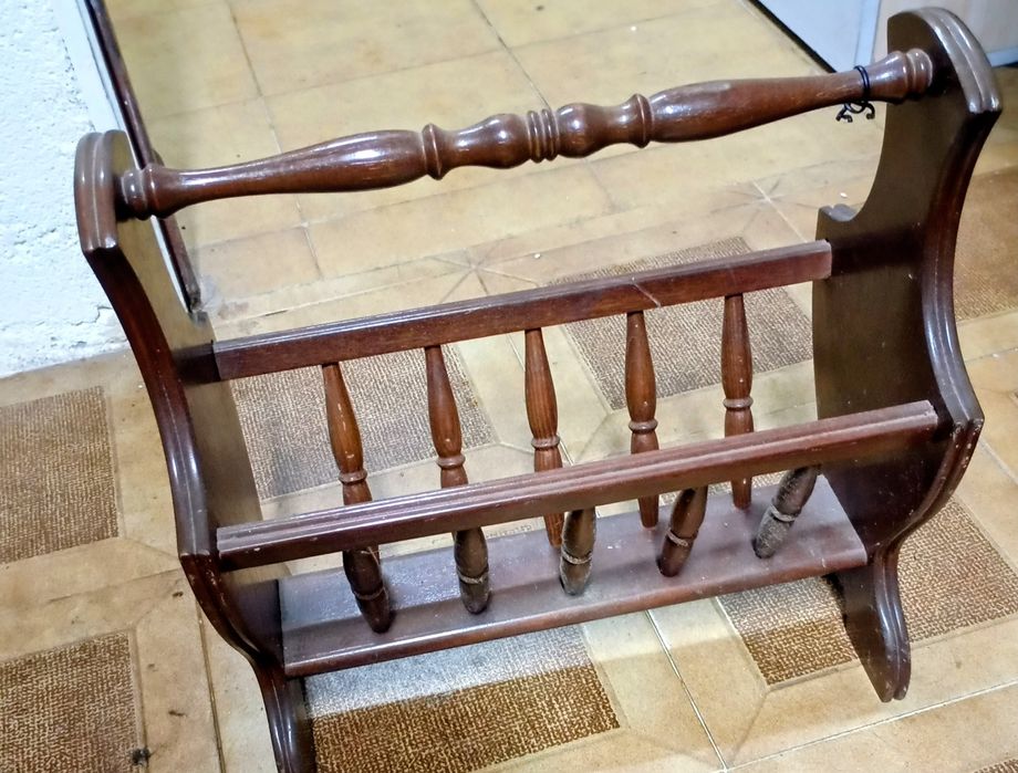 Porta revistas em madeira maciça