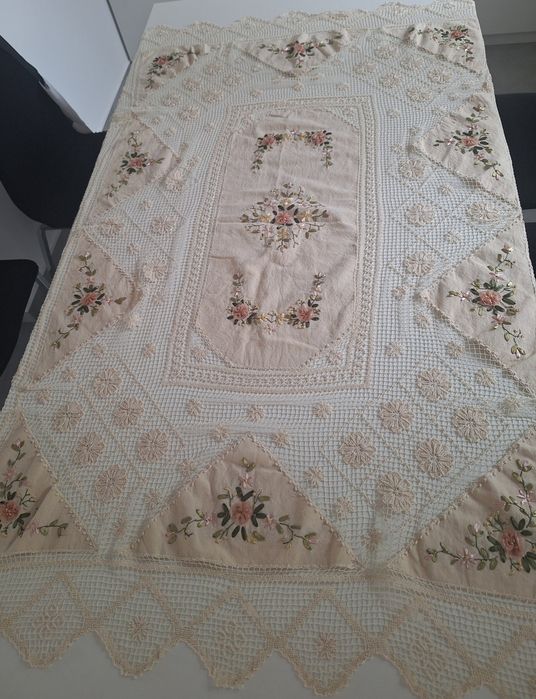 Obrus haftowany, koronkowy,kremowy 160X110 cm