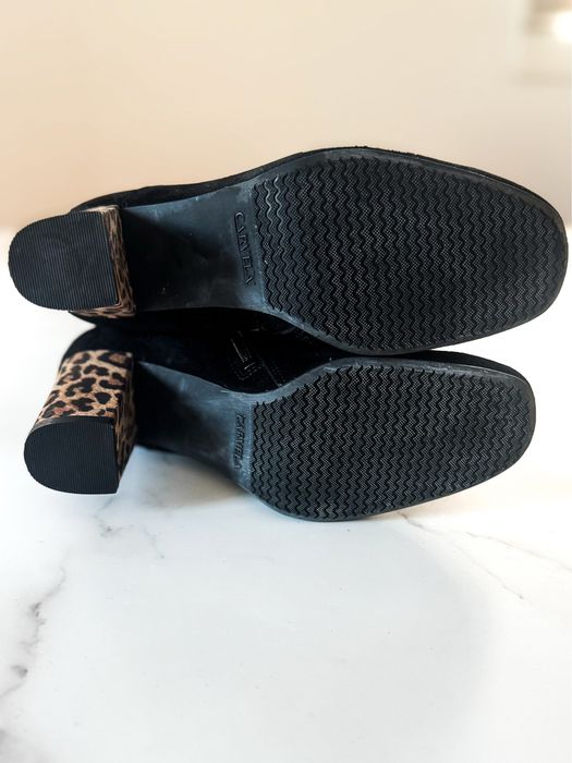 Botas altas pretas Carvela com salto leopardo – elegantes