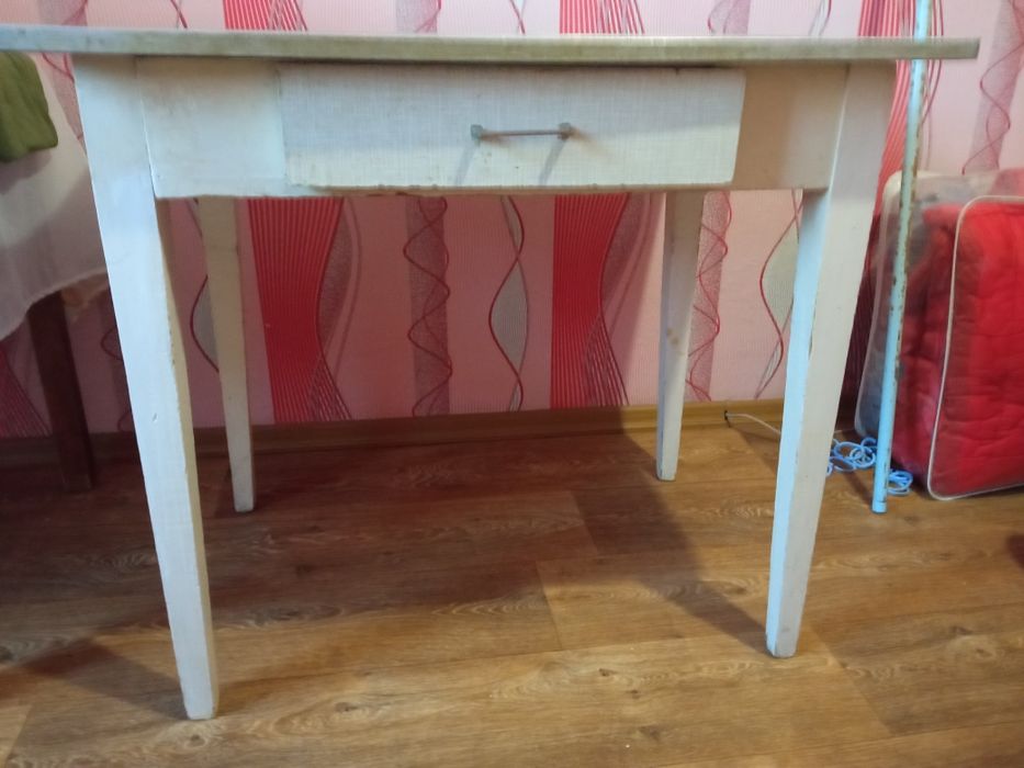 Стіл кухонний один.