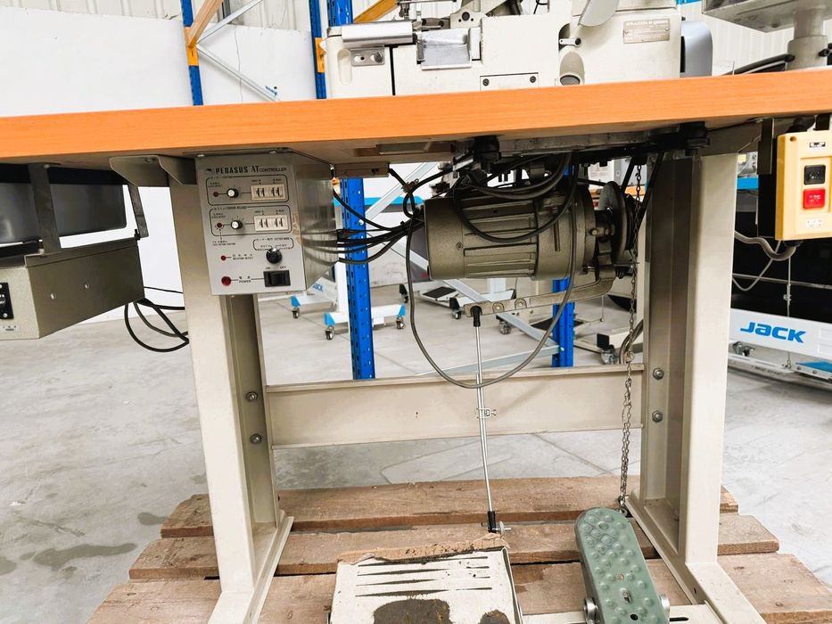 Máquina costura de aplicação para meter elástico nas cuecas