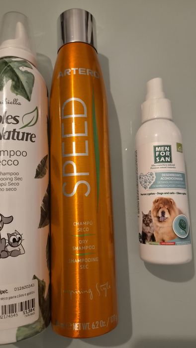 Lote de produtos de higiene e limpeza para cão.