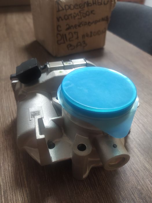 Дросельний патрубок з електроприводом