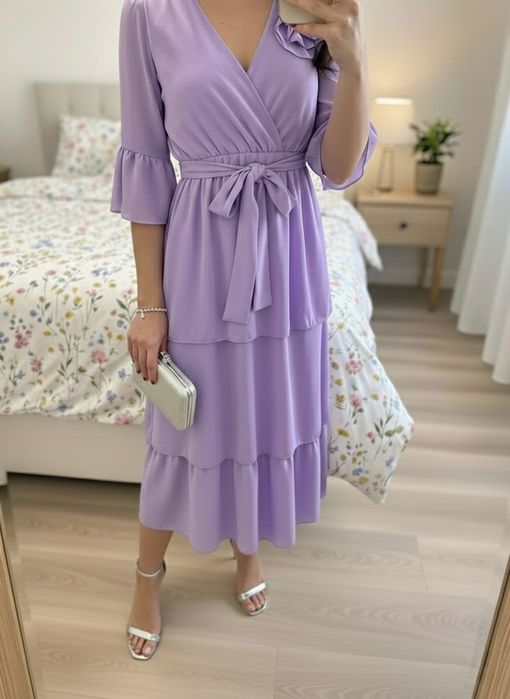 Fioletowa okazjonalna sukienka z falbankami i różą