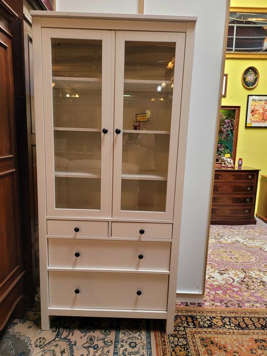 Móvel branco com portas de vidro e quatro gavetas - Muito bom