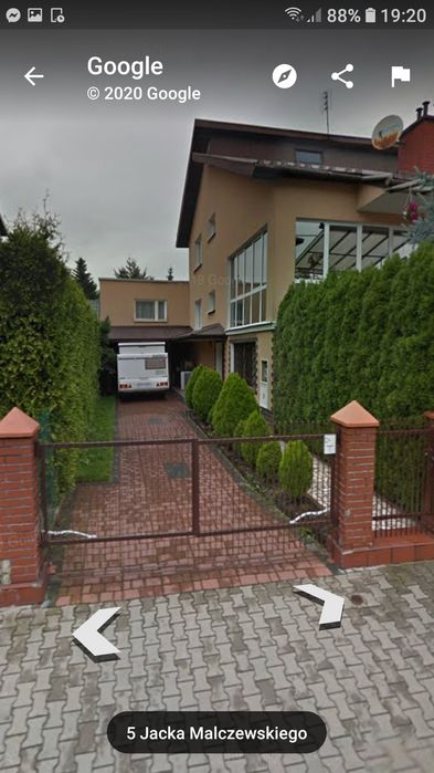 Dom z działalnością