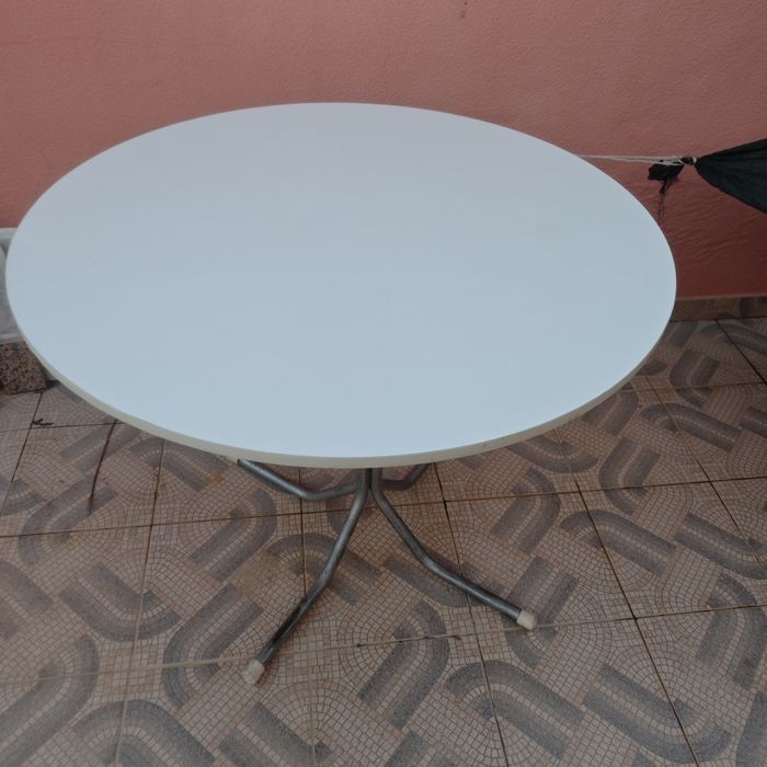 Mesa branca redonda
