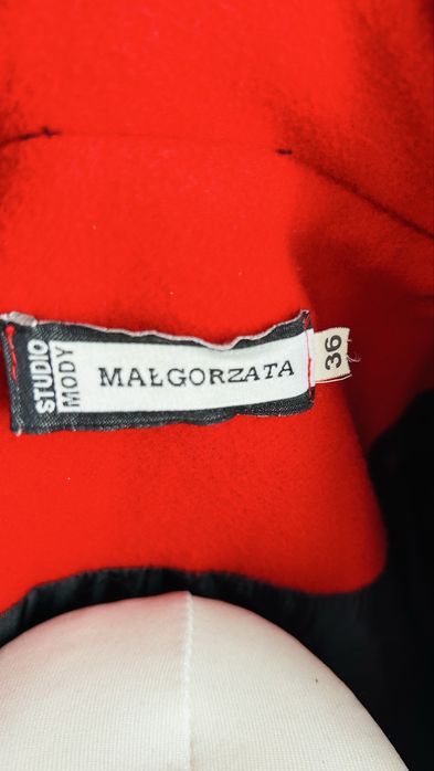 Czerwony płaszczyk 36
