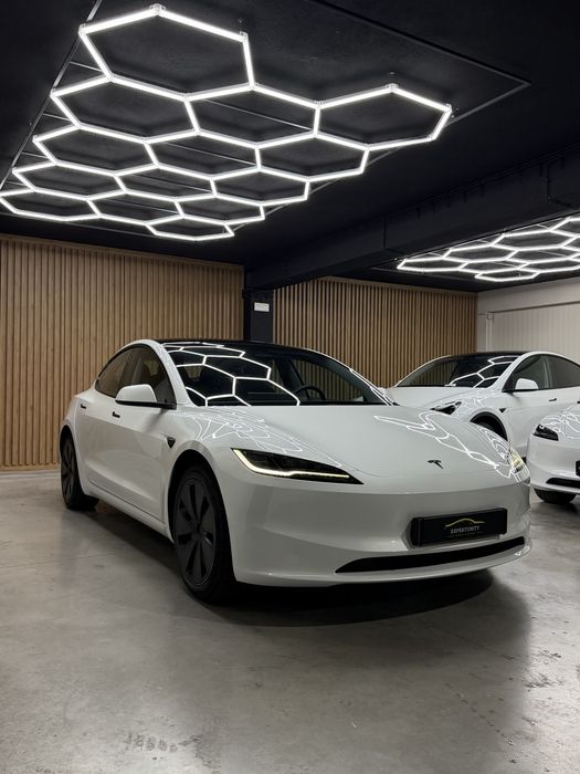 Tesla Model 3 — fotografia 3