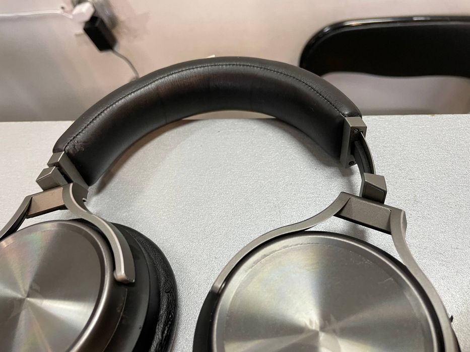 Бездротові ігрові навушники Corsair Virtuoso RGB Wireless