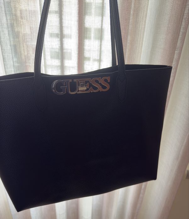 Mala guess preta com letras da marca