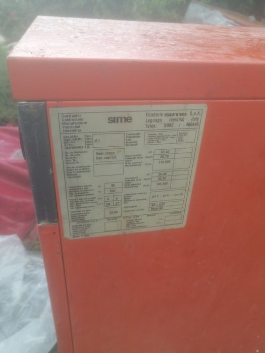 Estrutura de caldeiras  varias maquinas de aquecimento a gasóleo com o