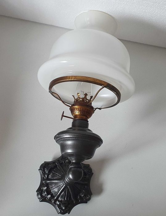 Candeeiro Aplique de parede em estanho e vidro opalino, 46cm, anos 50