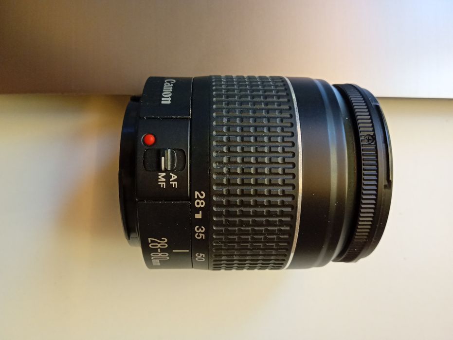 A objetiva Canon está como nova.