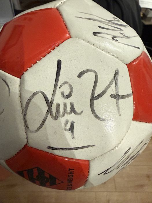 Bola SL Benfica autografada – era Jorge Jesus, Luisão, Gaitán e Salvio