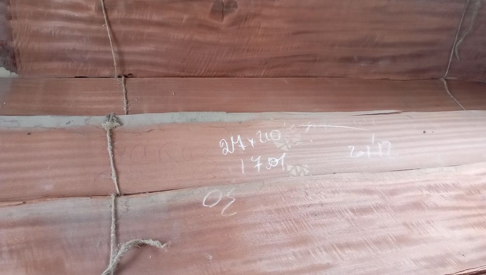 Шпон червоного дерева