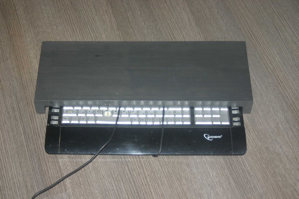 три подставки (монитор, клавиатура)