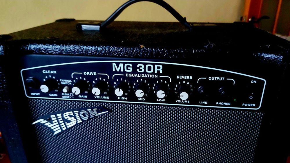 Продам комбік, комбоусилитель,комбопідсилювач , vision 30w з ефектами