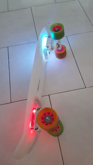 Skate Cruiser Hudora Retro Rainglow 22" como novo. Dá para adultos