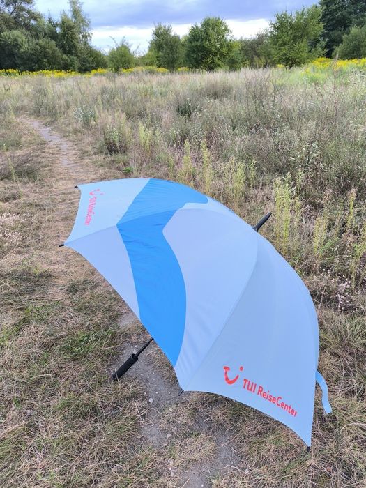 Duży parasol ogrodowy