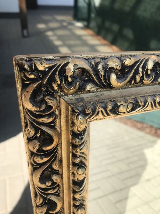 Lustro w zlotej ramie