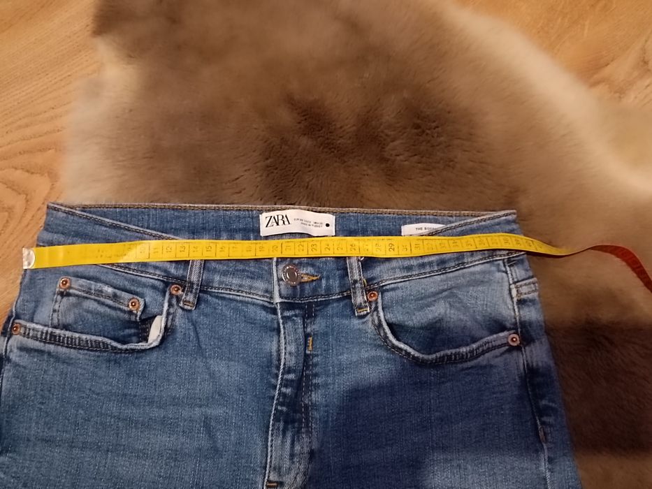 Jeansy ZARA rozciągliwe w stylu mon-fit frayed hem