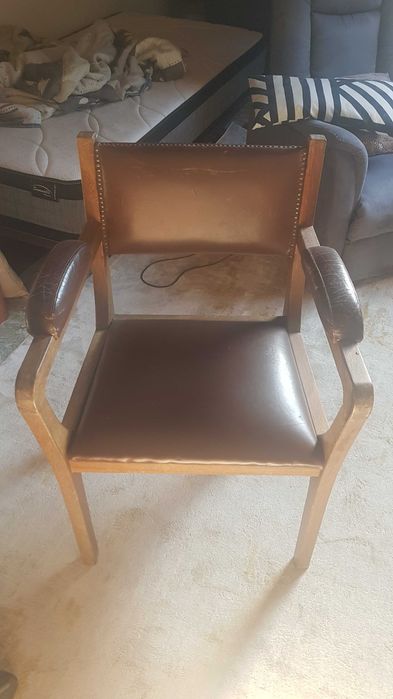 Cadeirão vintage de couro e madeira