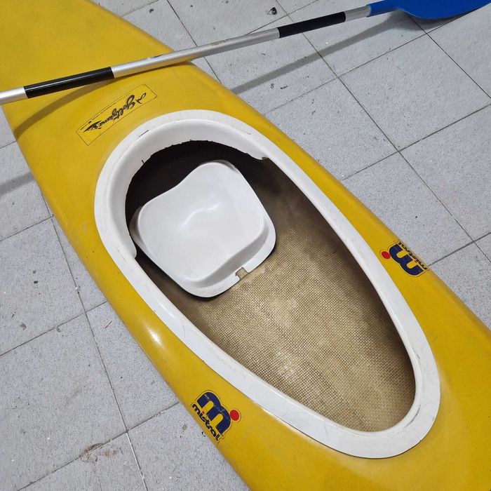 Kayak amarelo em Fibra em bom estado mais pagaia