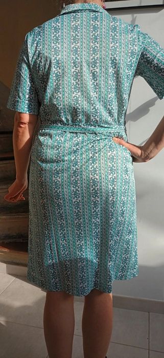Vestido manga curta com padrão floral
