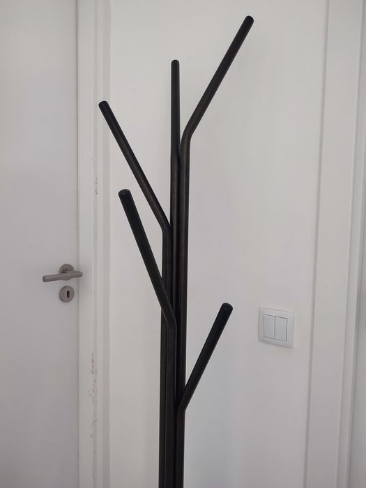 Cabide de pé castanho com textura