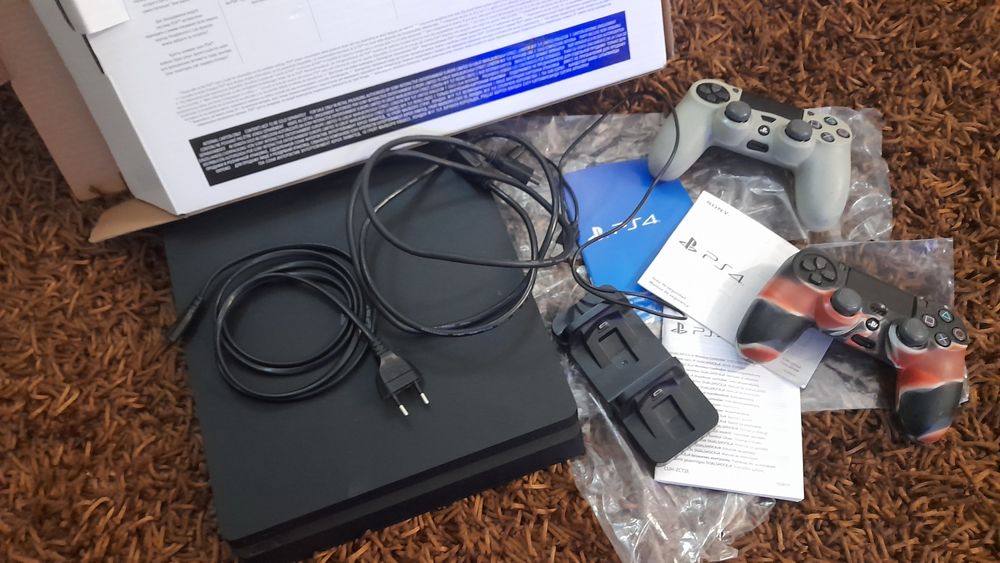 PS4 Slim 1TB + 2 comamdos originais + 7 jogos