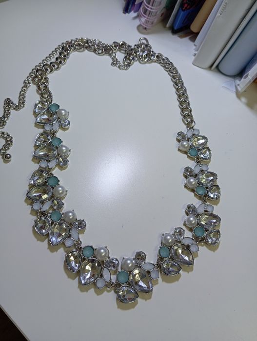 Колье с крупными камнями. Ожерелье с камнями.