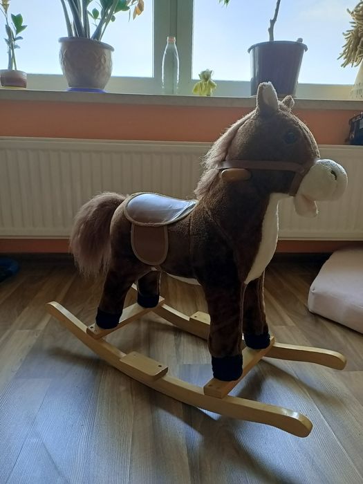 Koń na biegunach grający