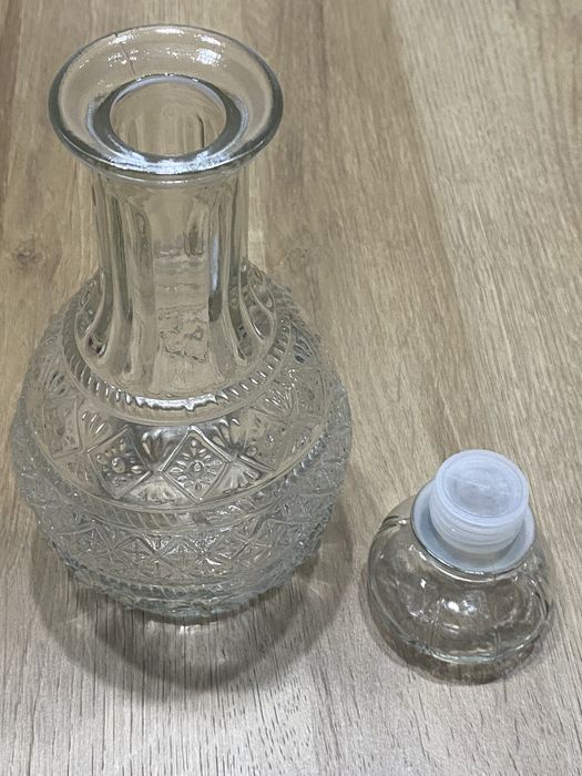 Garrafa de vidro  para vinho , licor , aguardente .