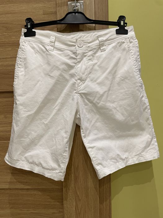 Oryginalne białe spodenki marki Armani Exchange.
