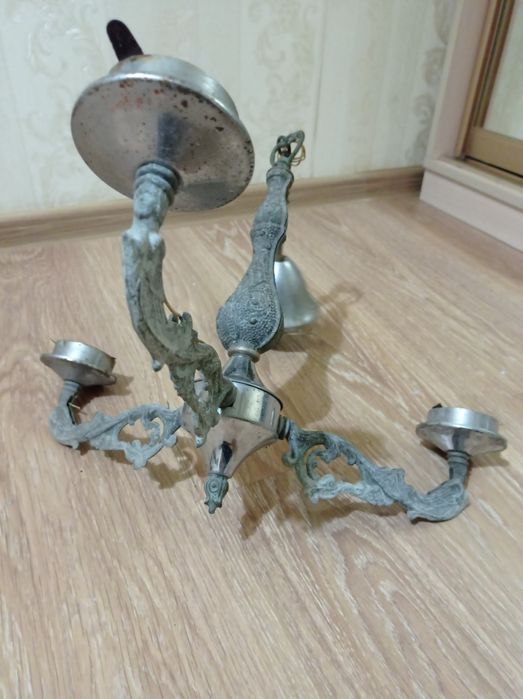 Люстра на три плафона.