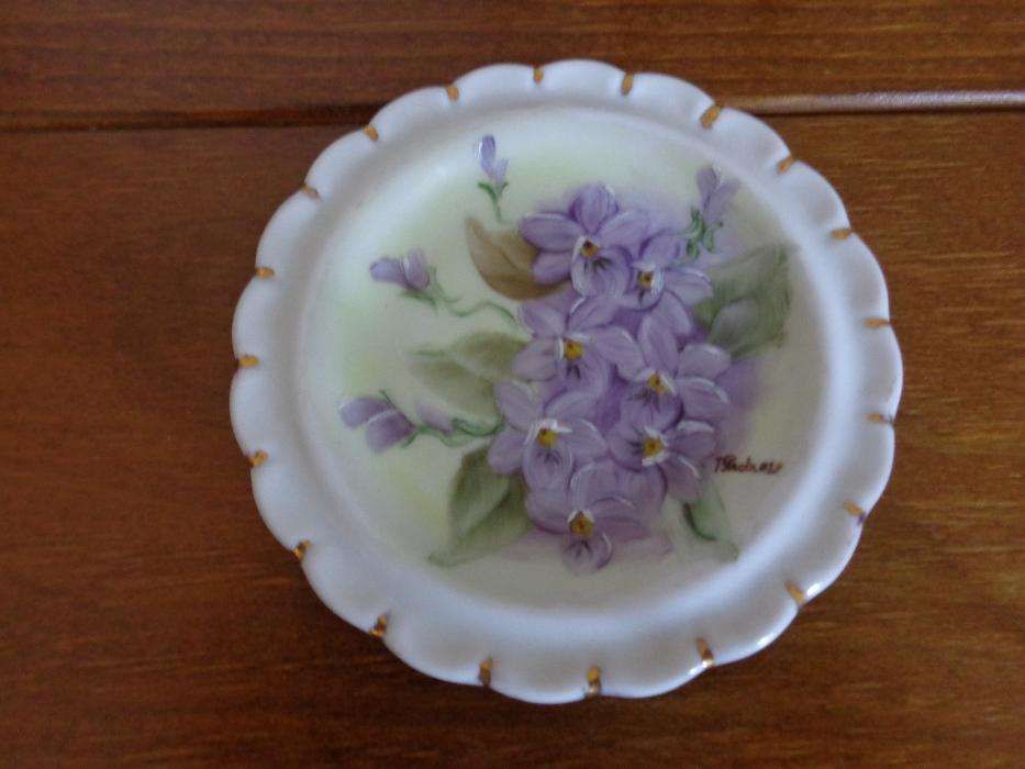 Prato em porcelana pintada à mão