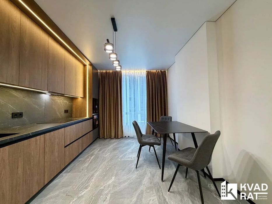 Перша здача! Велика півторачка з басейном на даху