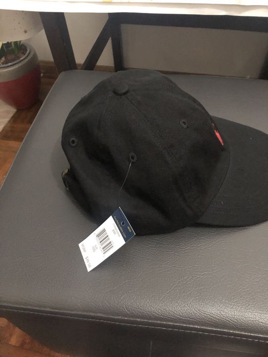 Bone preto com simbolo vermelho