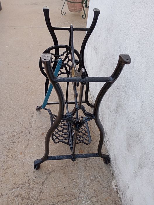 Pé de máquina costura antiga pintada