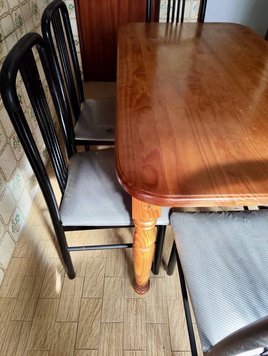 Conjunto mesa em Pinho com seis cadeiras estofadas