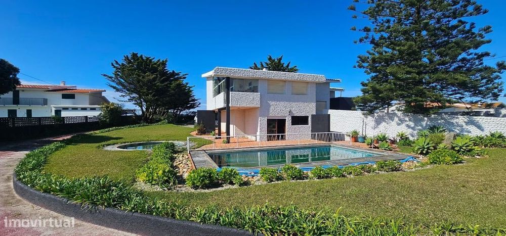 Moradia T5 de luxo absolutamente única, implantada sobre o mar