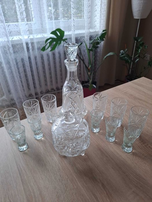 Zestaw krysztalowy kieliszki, karafka cukiernice
